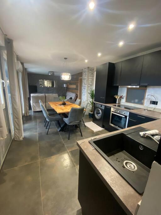 La Reine Pour Deux Personnes Avec Magnifique Vue Et Jacuzzi Apartment *